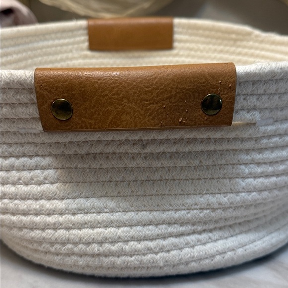 Threshold white cloth roped round bin with leather handles - Picture 3 of 3